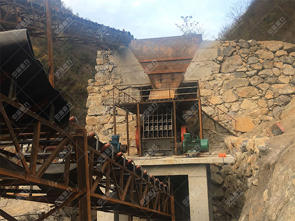 產(chǎn)量200噸的錘式破碎機(jī)