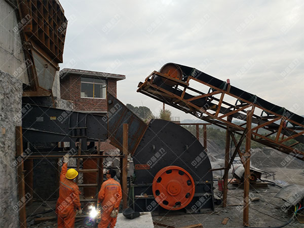 時產上千噸礦石破碎機