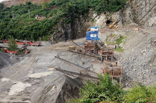 四川廣安華鎣時(shí)產(chǎn)800噸石灰石粉碎生產(chǎn)線